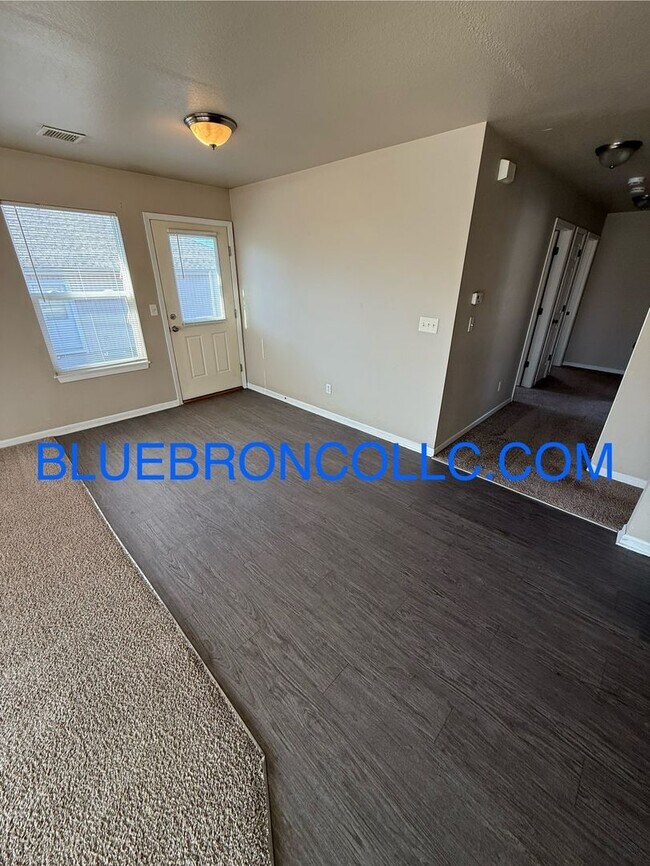 Building Photo - 117-121 SE Rock Garden Ln