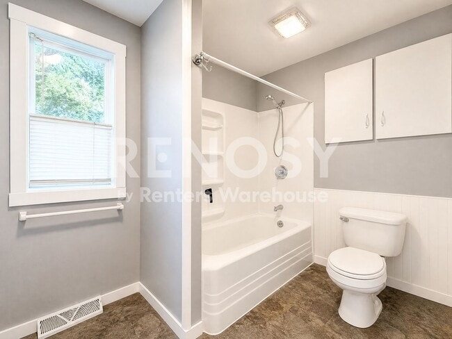 Building Photo - 4BD/2BA in Newport Available Now!