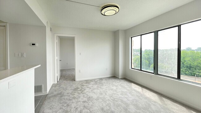 Building Photo - 1600 Park Cir