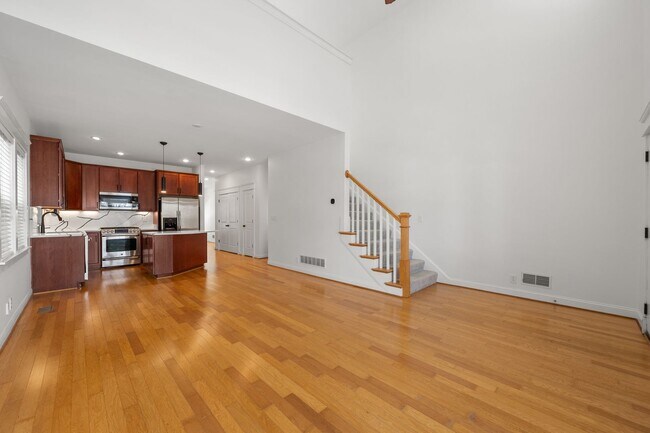 Building Photo - INSANE CLIFTON HOUSE W/FENCED IN YARD AND FINISHED BASEMENT