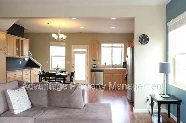 Building Photo - 2335 NW Laura Vis Dr