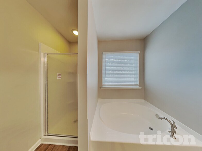Building Photo - 2120 Clear Brook Dr