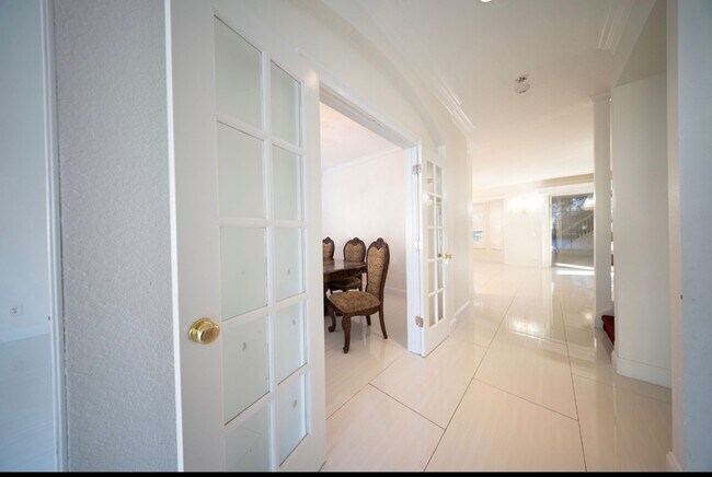 Building Photo - 5456 Los Palma Vista Dr