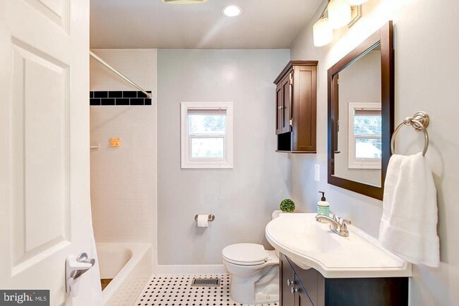 Building Photo - 6429 Maplewood Dr