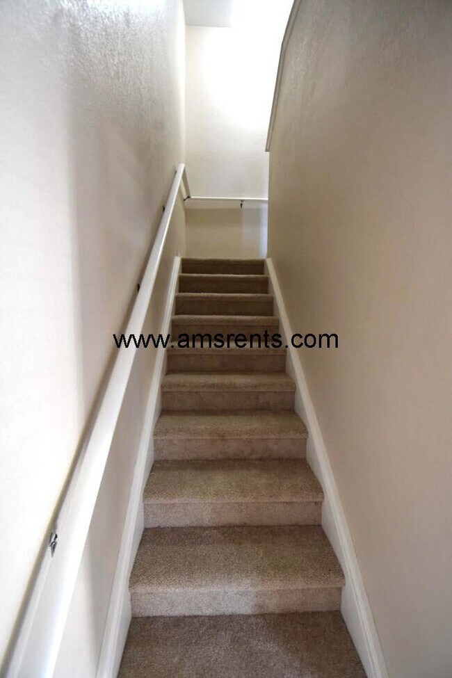 Building Photo - 4 bedroom and 3 bathroom Townhouse