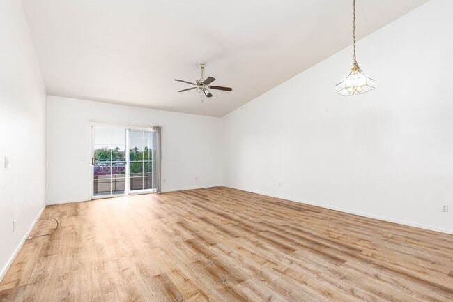 Building Photo - Enormous second story unit in upscale gated Summerlin community