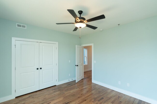 Building Photo - Modern 4 Bedroom Townhome in Southside Chattanooga
