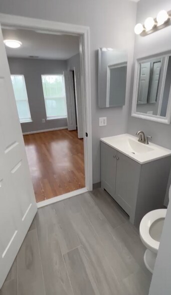 Bath1 - 13306 Kilmarnock Way