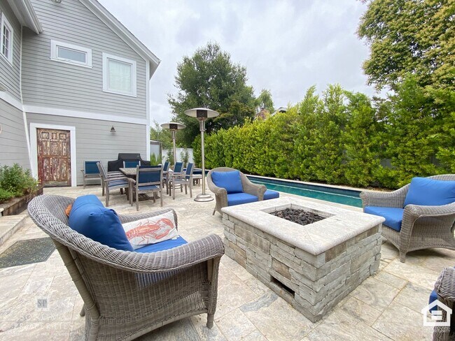 Building Photo - Stunning Furnished Eastside Home