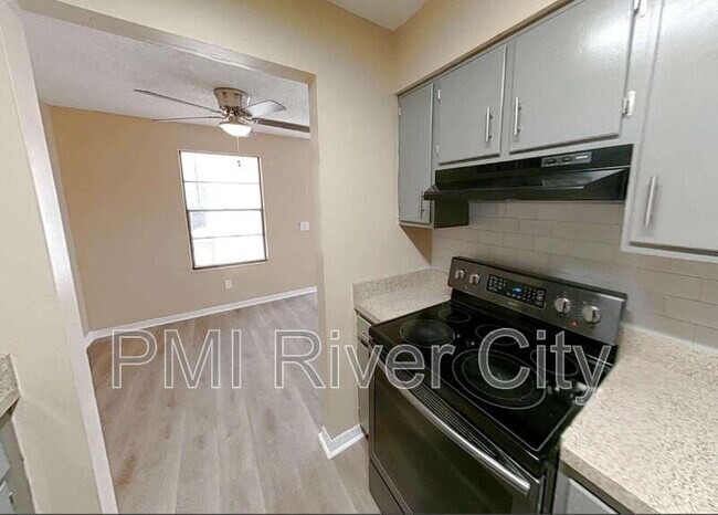 Building Photo - 467 Lombard St