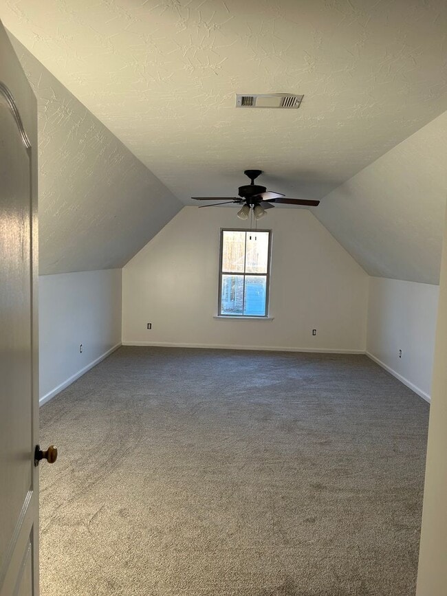 Building Photo - Elegant Two-Story Living – 5 Beds, 2.5 Baths