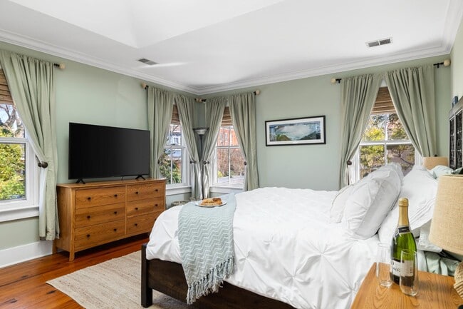 Building Photo - 56 Gadsden St