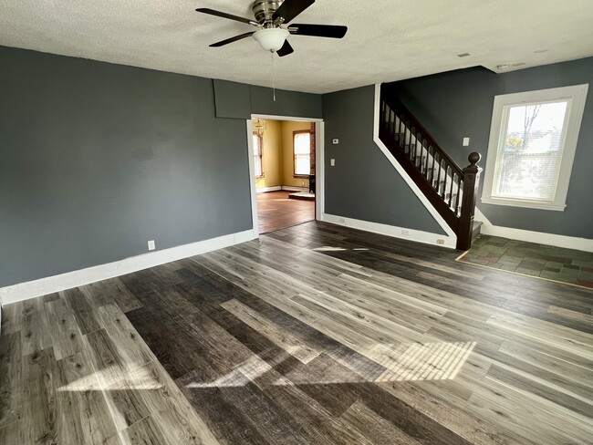 Building Photo - 10 Russell St