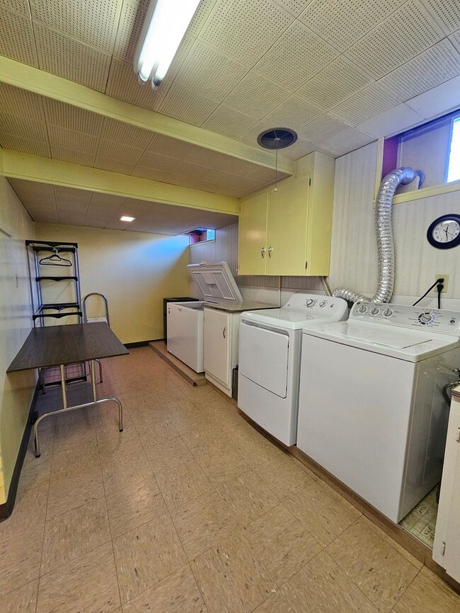 Building Photo - 4 BED | 2.5 BATH | DOUBLE GARAGE | WEST RAPID | FURNISHED