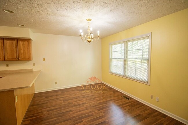Building Photo - LARGE TOWNHOME CLOSE TO CAMPUS - LOTS OF S...