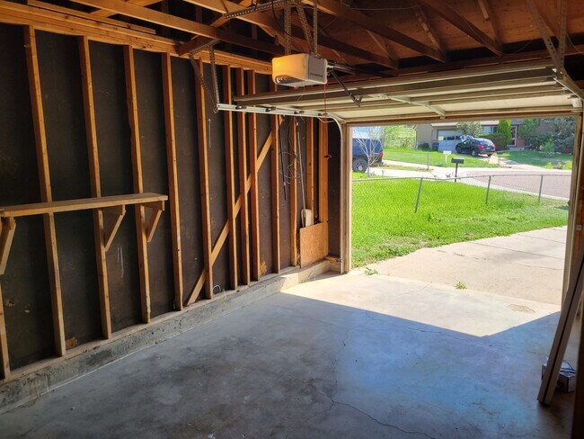 Building Photo - 4 Bed Home Available Now!