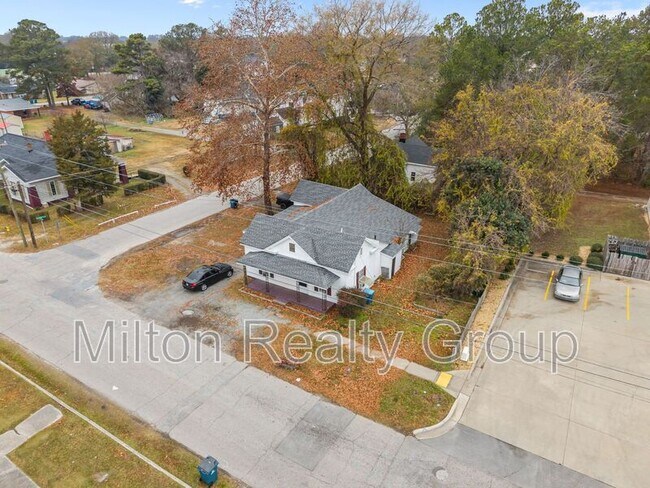 Building Photo - 210 S Elm Ave