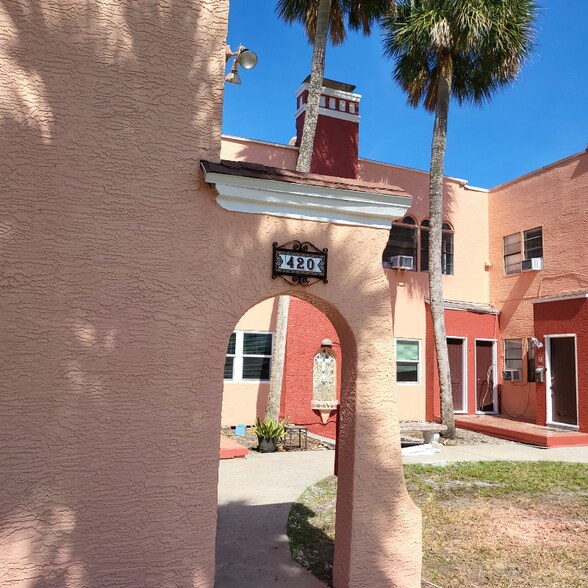 Building Photo - 420 N Oleander Ave