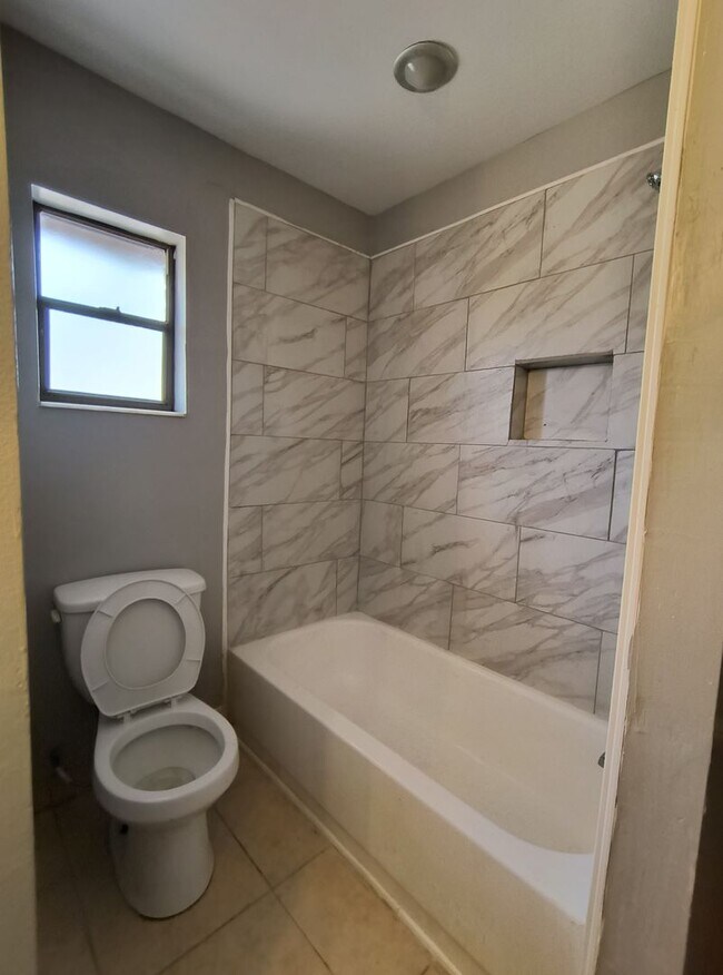 Building Photo - Spacious 3-Bedroom  2 Bathroom Apartment for Rent!