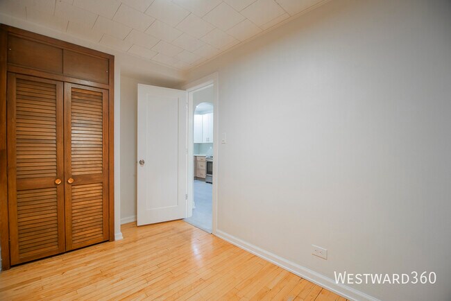 Building Photo - 4037 N Hamlin Ave