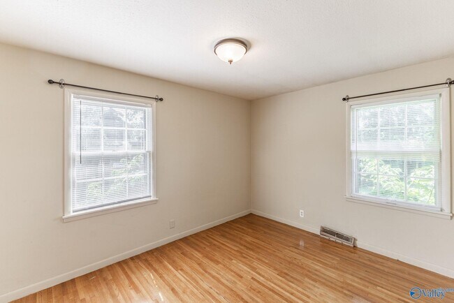 Building Photo - 904 SE Chatterson Rd