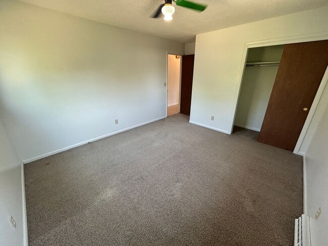 Building Photo - 5 Bed 2 Bath Home with 2 Car Attached Garage in Quiet Nice Neighborhood.