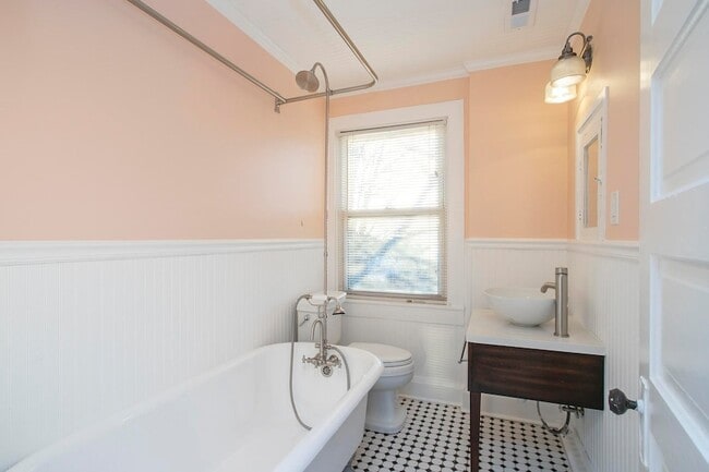 Building Photo - 909 Clarke St