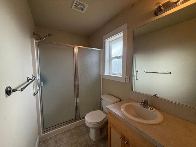 Building Photo - 3 Bedroom Home for Rent in Hood River