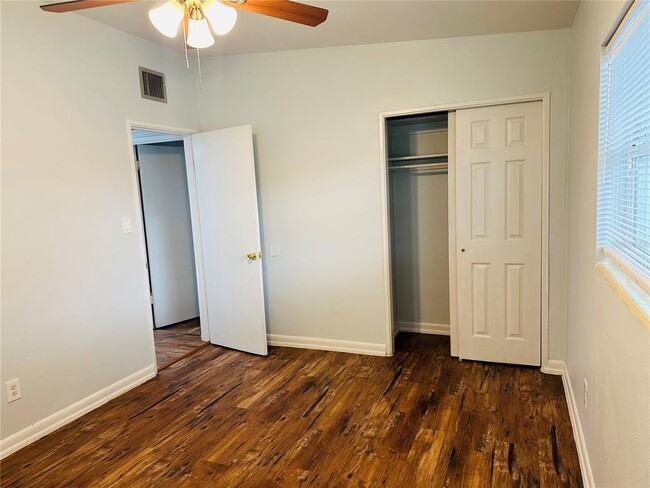 Building Photo - 6033 Balboa Dr