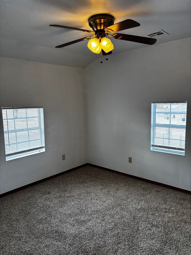 Building Photo - Adorable and spacious 2br 1ba apartment
