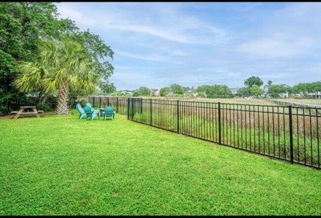 Building Photo - Gorgeous 4 BR/2BA Marshfront Home With Cre...