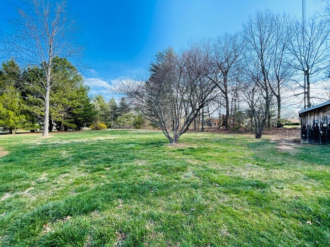 Building Photo - Available Now! North Lincoln Schools - 3 Bedrooms 2 Bath home on quiet street