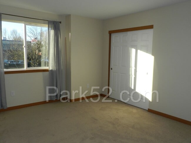 Building Photo - 3 bedroom 1.5 bathroom duplex in Fife!