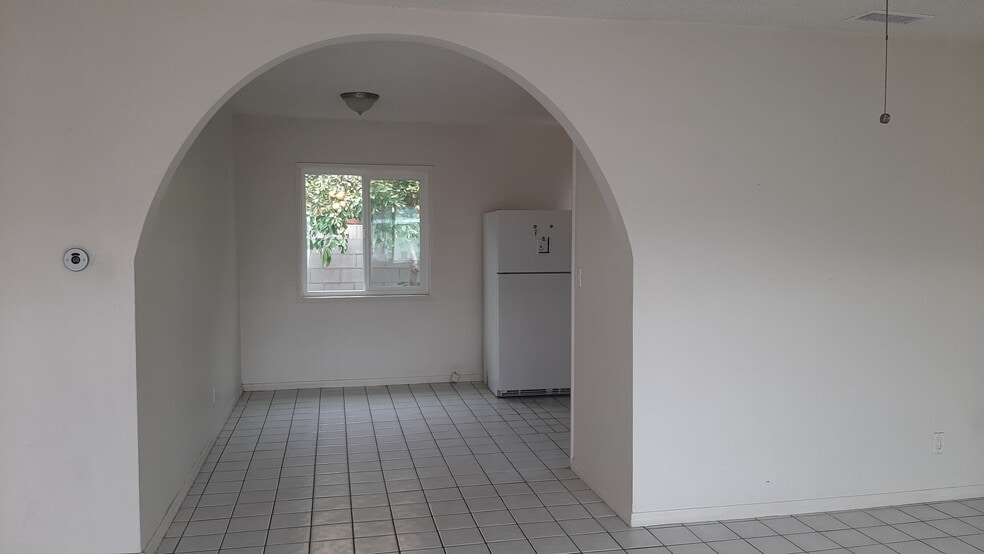 Archway leading from living room into dining area/kitchen - 455 W Elk Ave