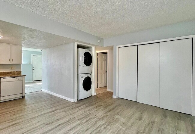 Building Photo - Beautiful 2-Bedroom Gem with Spacious Layout in Denver's Heart – 950 Sq Ft of Comfort!