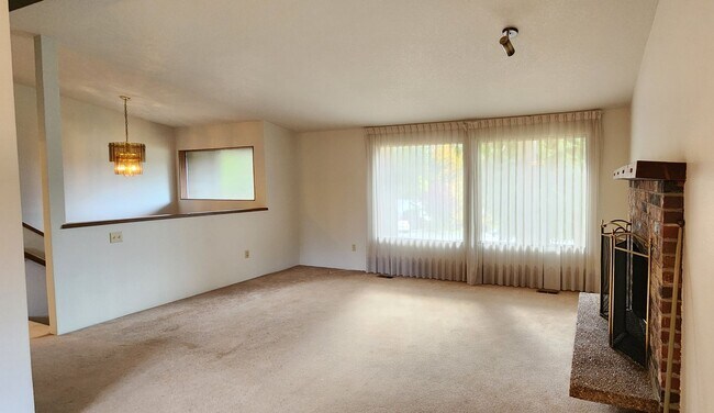 Building Photo - LYNNWOOD Spacious 3 bdrm + Den & Family Room Home