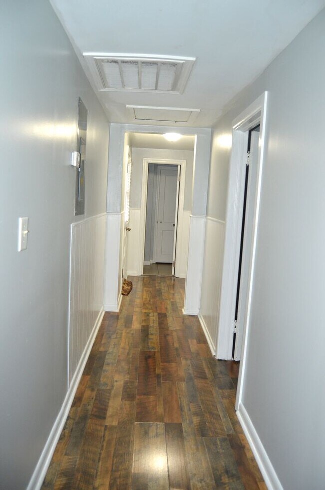 Building Photo - 3 Bedroom 1 Bathroom
