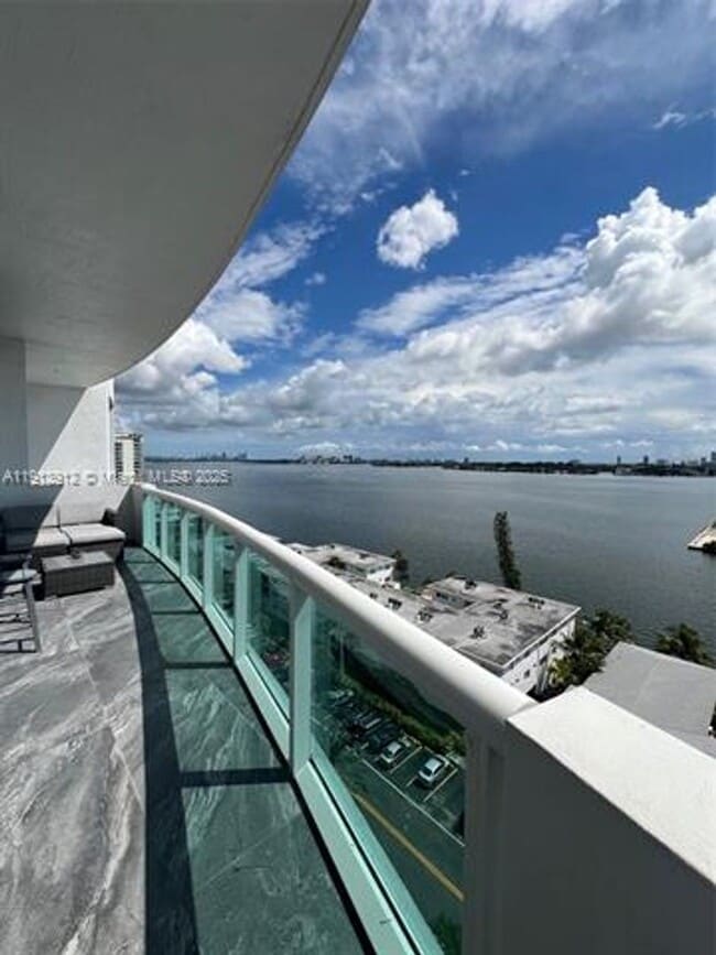 Building Photo - 7910 Harbor Island Dr