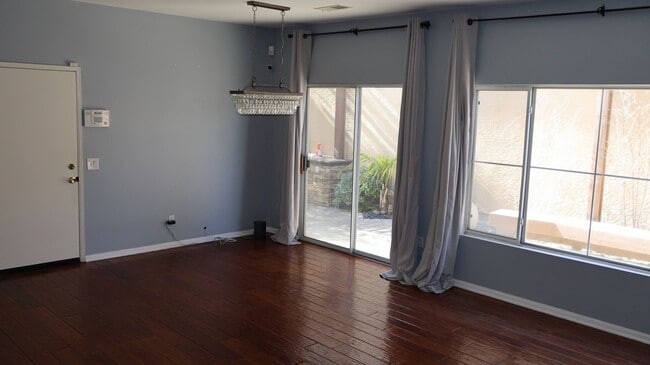 Building Photo - 3 bedrooms 2.5 baths  house in Eastlake- Chula Vista