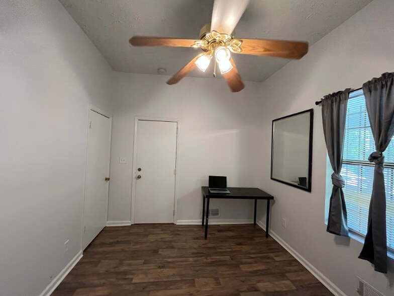 Building Photo - 810 Parsons St SW