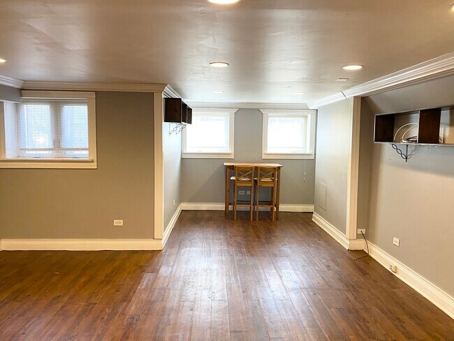 Building Photo - 5006 N Wolcott Ave