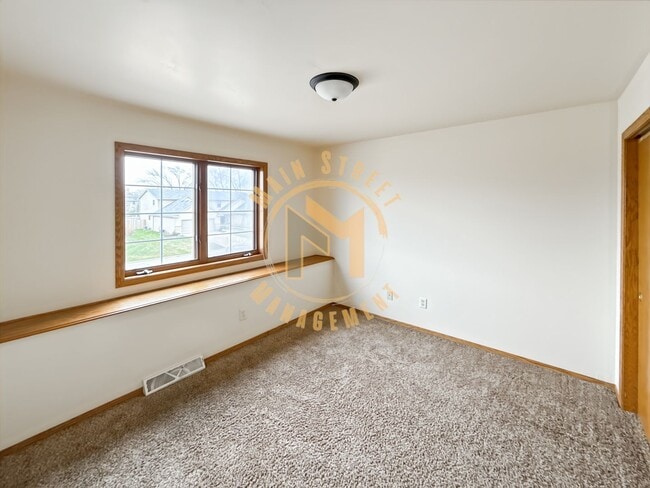 Building Photo - Executive Duplex 3 Bed 2.5 Bath 2.5 Stall Garage