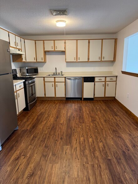 Building Photo - 2 Roedean Dr