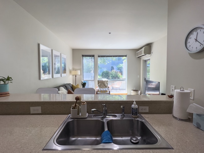 Building Photo - NW 1 Bed 1 Bath + a Den in the Pearl District! Includes W/D, Garage Parking and Storage!