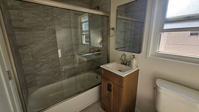 Building Photo - 210901