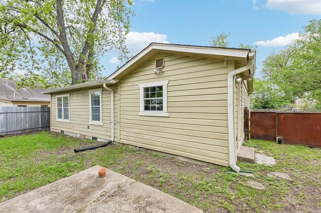 Building Photo - 903 Chote Ave