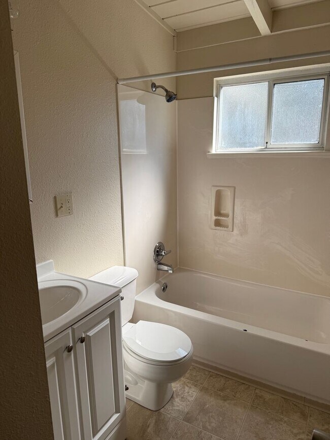 Building Photo - Charming Pet Friendly 3-Bedroom in Quiet C...