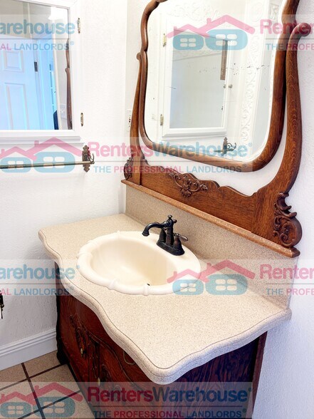 Building Photo - 970 E 1st Ave