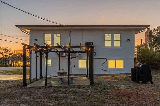 Building Photo - 2061 S Peninsula Dr