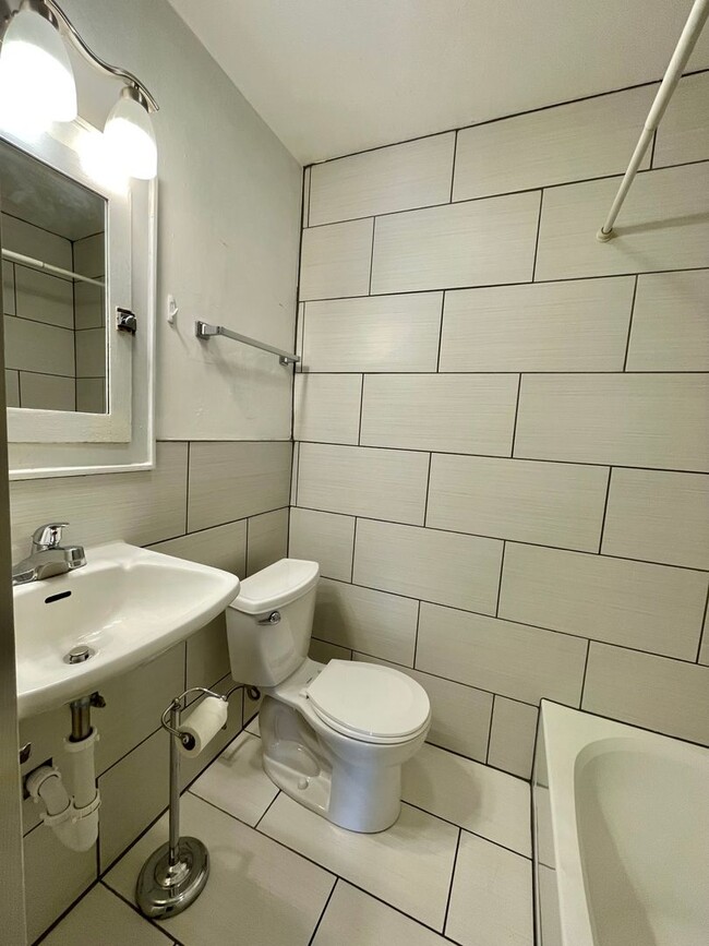 Building Photo - ADORABLE 4 bedroom standalone home - AVAIL...